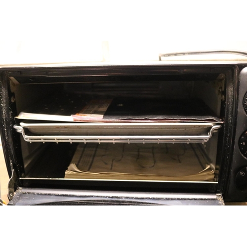 92 - DELONGHI TURBO CONVECTION OVEN - WARRANTED UNTIL 12 NOON TUESDA FOLLOWING THE ABOVE SALE