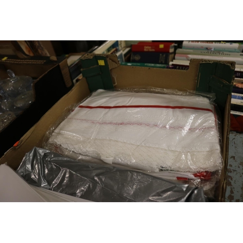 229 - BOX, INCL TABLE CLOTH, PILLOW CASES, LACE, ETC