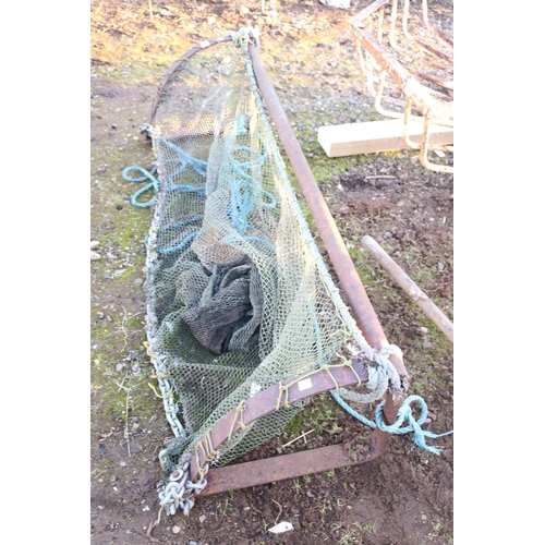 25 - FISHING BAIT TRAP/NET CAGE