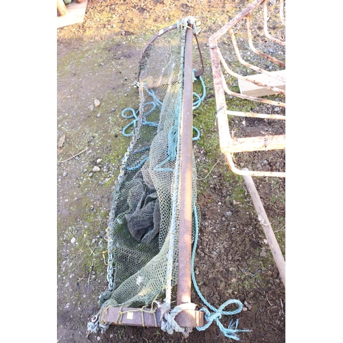 25 - FISHING BAIT TRAP/NET CAGE