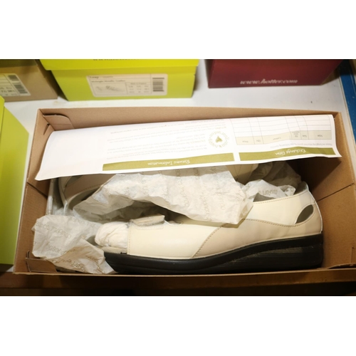 290 - 6 X BOXED LADIES SHOES OF VARIOUS STYLE - SIZE 5 1/2