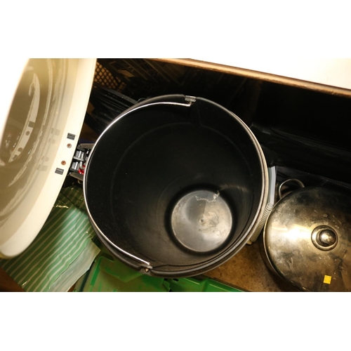 297 - KITCHEN BIN/STAINLESS STEEL LARGE PAN