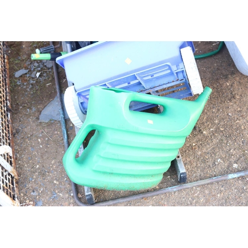 31 - GARDEN SPREADER/KNEELER/WATERING CAN/HOSE/RAMPS/LADDER/PIPE