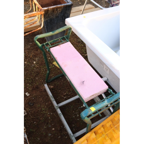 31 - GARDEN SPREADER/KNEELER/WATERING CAN/HOSE/RAMPS/LADDER/PIPE