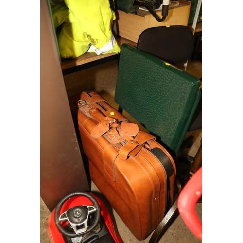 318 - SET OF 3 REDUCING SIZE SUITCASES, OFFICE CHAIR, WOODEN COAT & HAT HANGER, FOLDAWAY STEPS & FOLDAWAY ... 