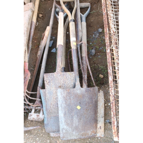 33 - LARGE QTY OF GARDEN TOOLS INC VARIOUS SPADES/FORKS/HOES/RAKES ETC