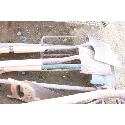 33 - LARGE QTY OF GARDEN TOOLS INC VARIOUS SPADES/FORKS/HOES/RAKES ETC