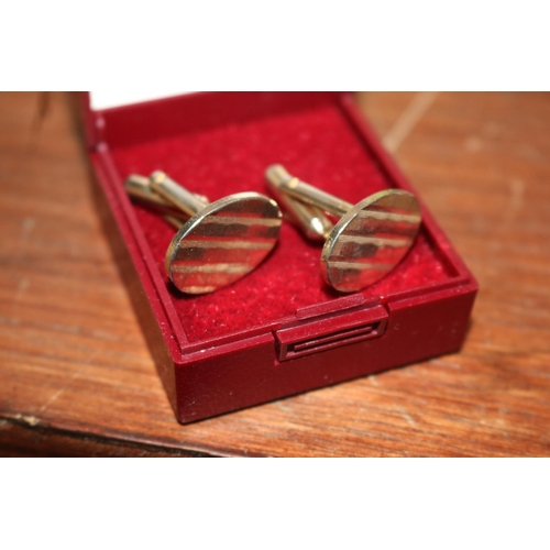 392 - QTY OF CUFF LINKS