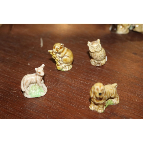 399 - COLLECTION OF WADE WHIMSIES ANIMALS/BIRDS