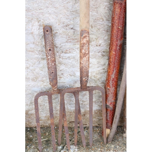 4 - WOODEN HANDLED FORK & 4 WOODEN STAFFS