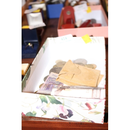 424 - TRAY OF MIXED COINAGE & FOREIGN BANK NOTES