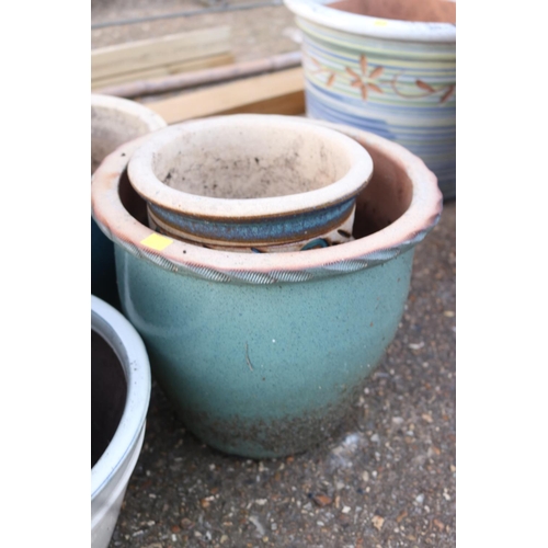 43 - VARIOUS SIZED GLAZED GARDEN PLANTERS/POTS