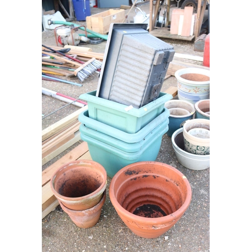 44 - QTY OF TERRACOTTA & PLASTIC POTS