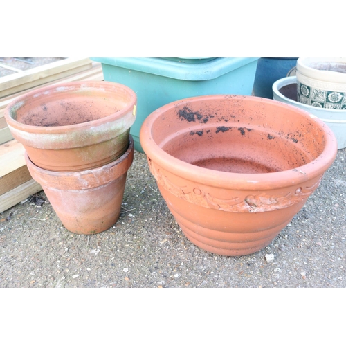 44 - QTY OF TERRACOTTA & PLASTIC POTS