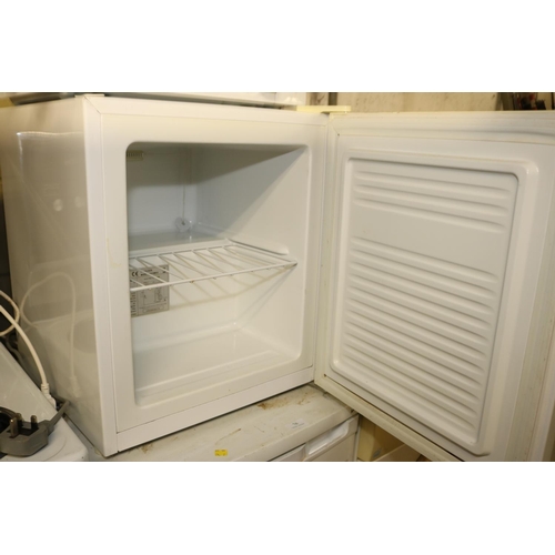 75 - WORKTOP FREEZER - WARRANTED UNTIL 12 NOON TUESDAY FOLLOWING THE ABOVE SALE