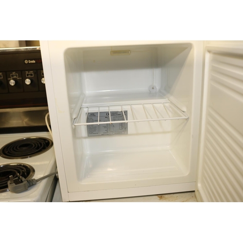 75 - WORKTOP FREEZER - WARRANTED UNTIL 12 NOON TUESDAY FOLLOWING THE ABOVE SALE