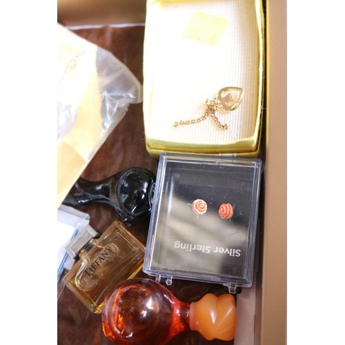 474 - ASSORTED JEWELLERY & PERFUME BOTTLES