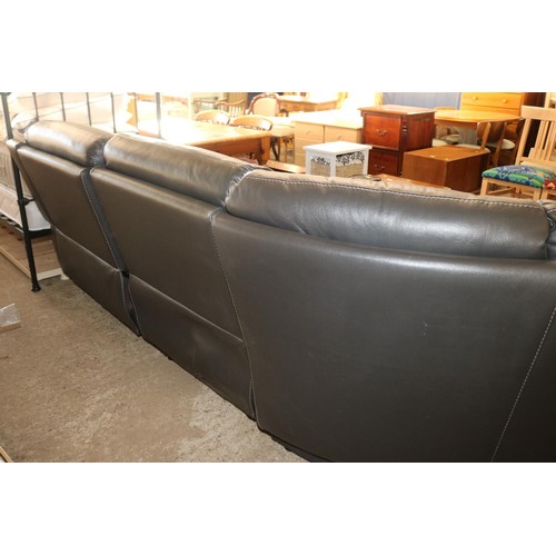 625 - LARGE GREY LEATHER CORNER SOFA WITH RECLINING END SEATS