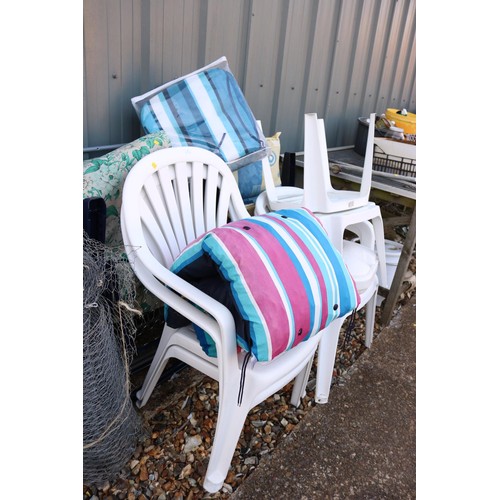 12 - Large quantity, various deckchairs/sun loungers