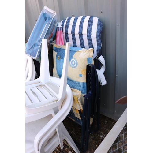 12 - Large quantity, various deckchairs/sun loungers