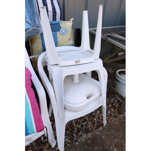 12 - Large quantity, various deckchairs/sun loungers