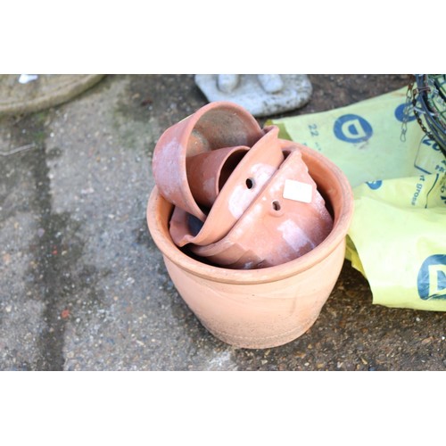 33 - 8 hanging baskets & terracotta pots/green house irrigation pipe