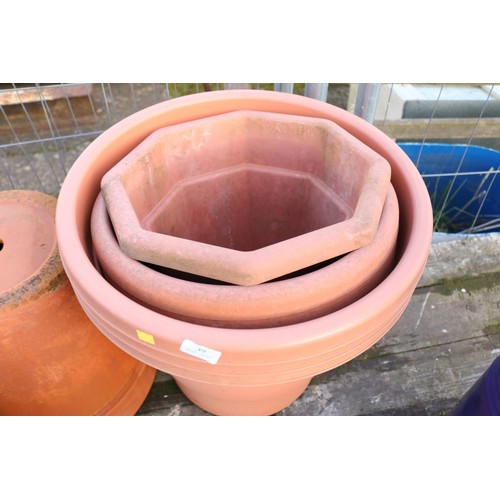 39 - Various plastic pots