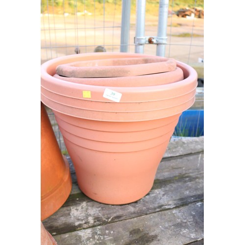 39 - Various plastic pots