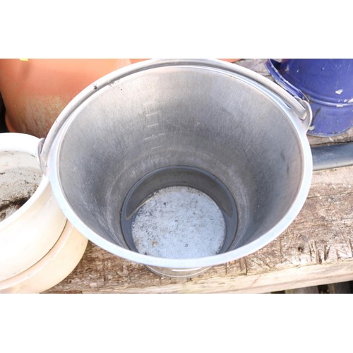 41 - Stainless steel bucket