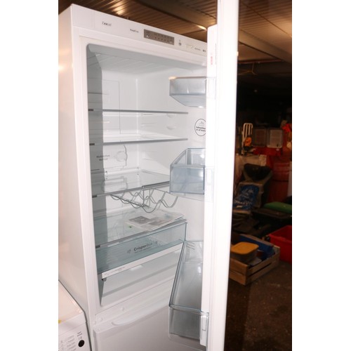 266 - Bosch fridge/freezer - warranted until 12 noon Tuesday following the above sale