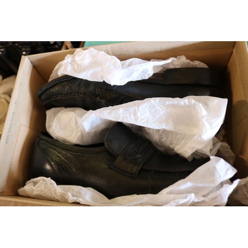 298 - 6 pairs of mens size 8 shoes