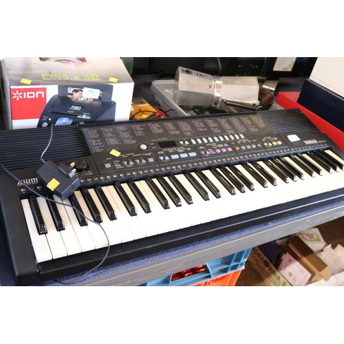 303 - Yamaha keyboard - warranted until 12 noon Tuesday following the above sale