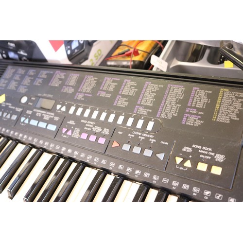 303 - Yamaha keyboard - warranted until 12 noon Tuesday following the above sale