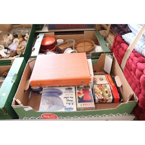 372 - Boxes of kitchen wares & cutlery