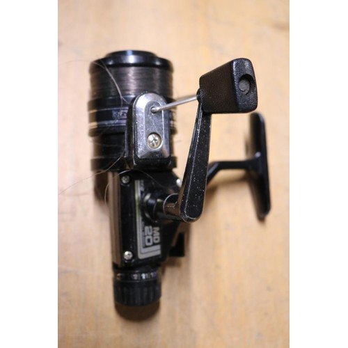 430 - 4 x various fishing reels in case, including Shimano RC 4000, MD 20 and antique reels