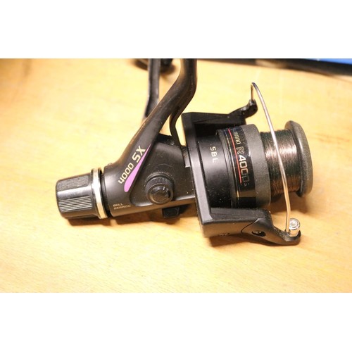 430 - 4 x various fishing reels in case, including Shimano RC 4000, MD 20 and antique reels