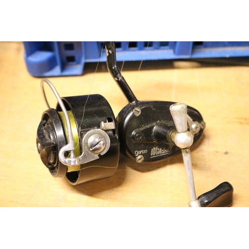 430 - 4 x various fishing reels in case, including Shimano RC 4000, MD 20 and antique reels