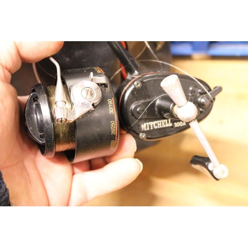 430 - 4 x various fishing reels in case, including Shimano RC 4000, MD 20 and antique reels