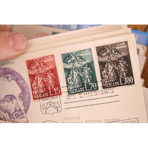 524 - World Vatican postacrds & fdc covers