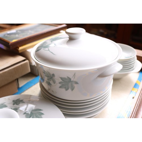 559 - Noritake serving dishes, plates & bowls