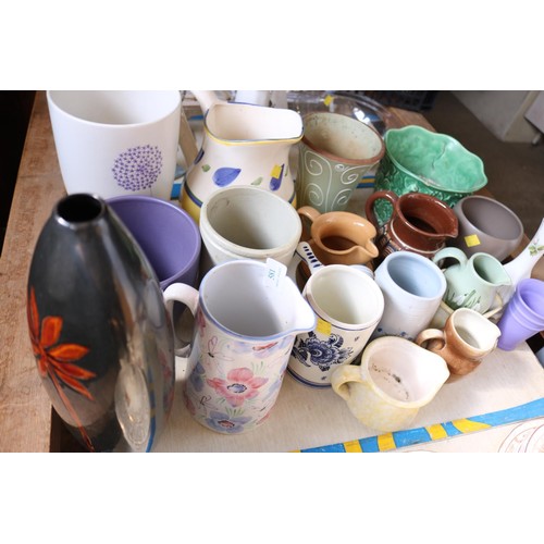 581 - Various jugs & planters