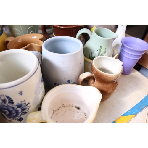 581 - Various jugs & planters