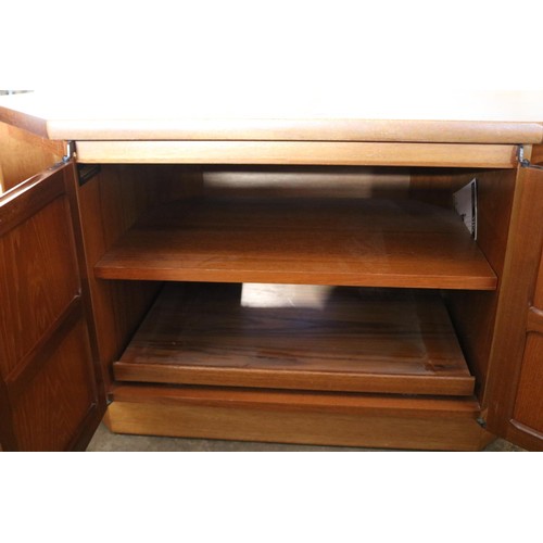 638 - Nathan tv stand