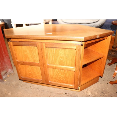 638 - Nathan tv stand