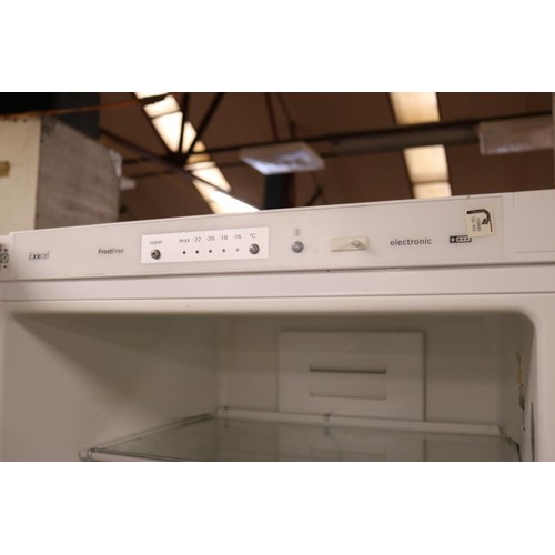 140 - Bosch fridge/freezer - warranted until 12 noon Tuesday following the above sale