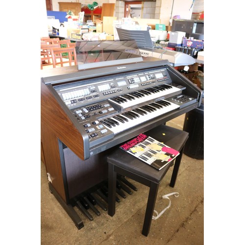 650 - Technics electric organ/keyboard with stool & music - warranted until 12 noon Tuesday following the ... 