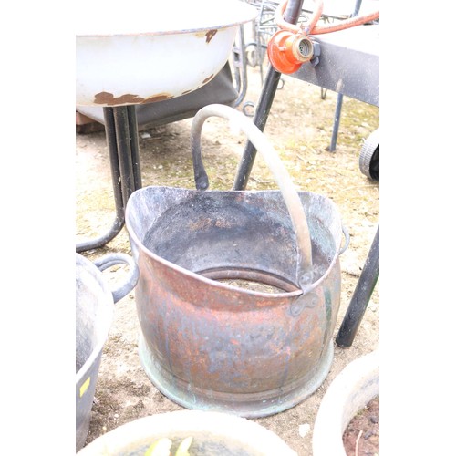 80 - Galvanised tub, small churn, coal scuttle (no base A/F)