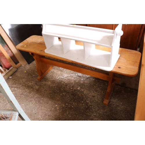 95 - Wooden bench, 4 chairs, rug, etc