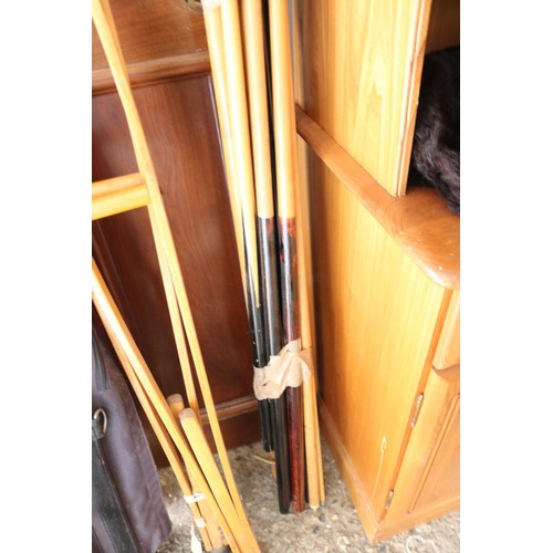 121 - Qty of snooker cues