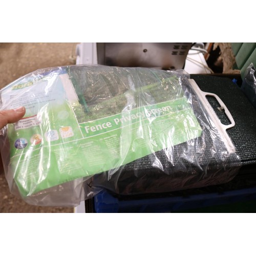 186 - Box of gardening items, including fence, privacy screen garden, kneeling  pads, etc